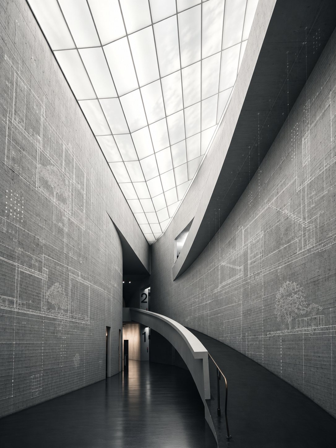 Interior de un pasillo arquitectónico con techo acristalado en ángulo, una rampa curva y muros de concreto con líneas de planos grabadas en tono claro.
